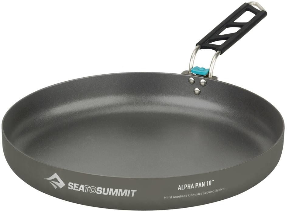 LETTVEKTER: Sea to Summit Alpha Pan er laget i hard anodisert aluminium slik at de kan være tynne og lette, men likevel slitesterke. Panna er innsatt med non-stick-belegg, og finnes i to ulke størrelser. Denne er 25,3 cm i diameter. Pris: 599,- Sea to summit Alpha pan