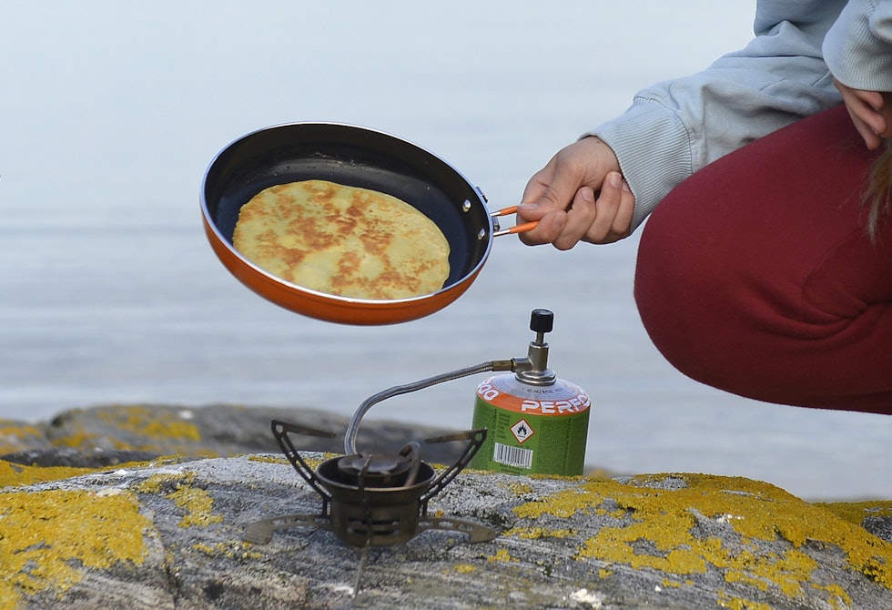 SLIPPER FINT: Fra testen av turstekepanner. Jetboils Summit Skillet har keramisk belegg. Foto: Egill Danielsen test av turstekepanner-for-pannekaker