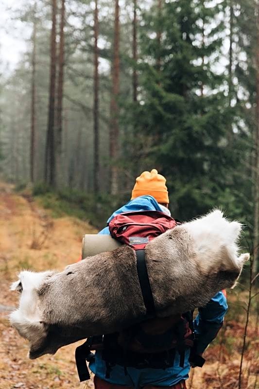 KOMFORTABELT: Et reinsdyrskinn eller sitteunderlag kommer godt med når man tar av og på seg klærne på kald bakke. Foto: Marthe Veian isbading kaldbading