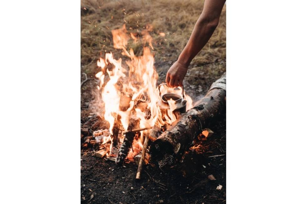 GLOBJØNN: En glødende kvist dyppet i kjelen før servering - har aldri smakt bedre enn etter et vinterbad. Foto: Marthe Veian bålkaffe kaldbading
