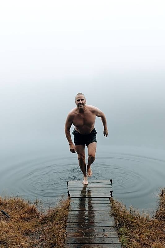 RUTINERT: Morten Nygård bader helst tre til fire ganger i uken, året rundt. Går det mer enn noen dager mellom hver gang blir abstinensene merkbare, forteller han. Foto: Marthe Veian isbading kaldbading
