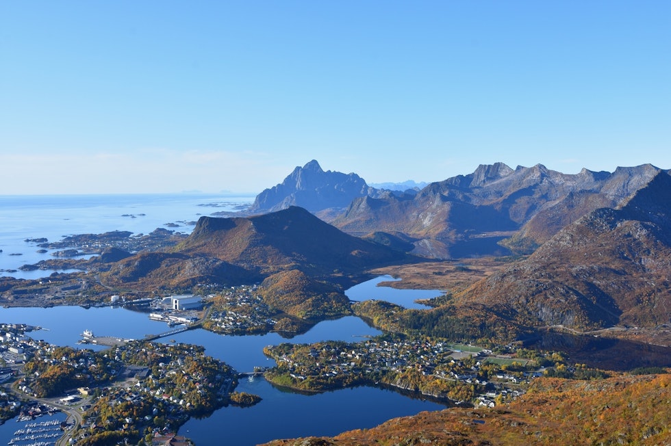 STERK FEMMER: Svolvær High Five er en lang byfjellstur med storslagen utsikt. Foto: Espen Nordahl svolvær high five
