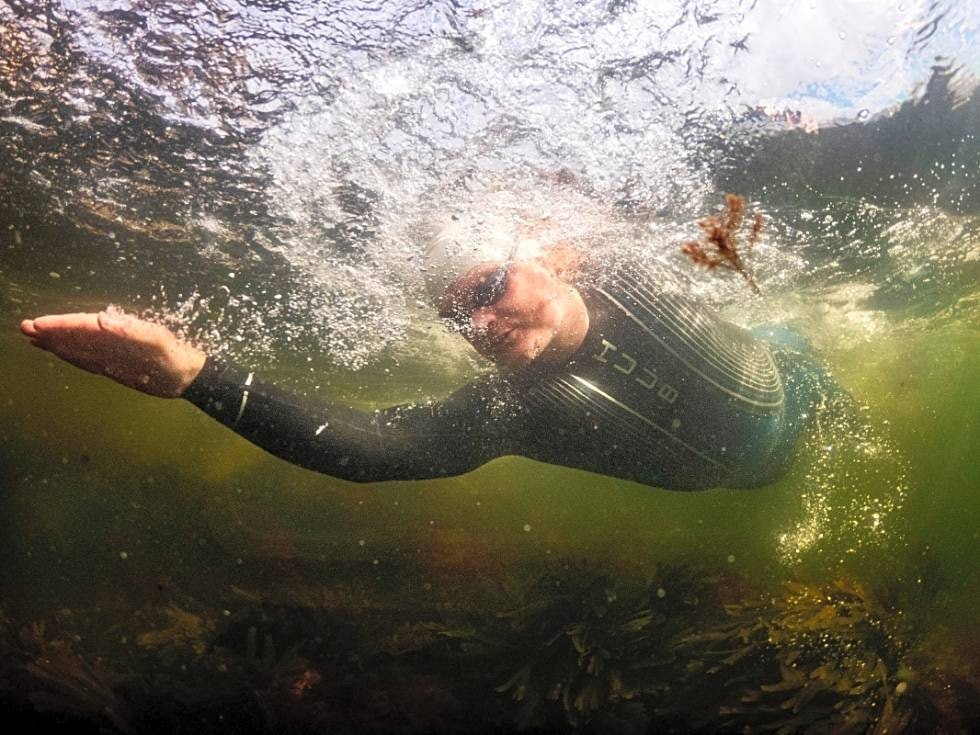 JØRGEN MELAU: Sikkerhetssjefen for Norseman Triathlon og tidligere redningsmann i Luftambulansetjenesten, er selv en ivrig helårssvømmer. I disse dager skriver han doktorgraden sin om effektene av svømming i kaldt vann. Foto: Kai-Otto Melau Jørgen Melau kaldbading