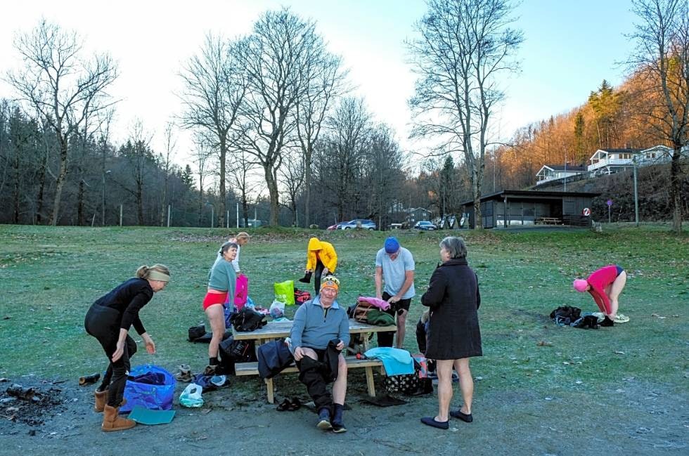 SJØSTRAND VINTERBADERE: Etter opprettelsen for fire måneder siden har Facebook-gruppa Sjøstrand Vinterbadere samlet mer enn 40 entusiastiske medlemmer. Mange samles i Asker hver søndag for en forfriskende svømmetur i Oslofjorden. Foto: Axel Munthe-Kaas Hærland kaldbading vinterbading