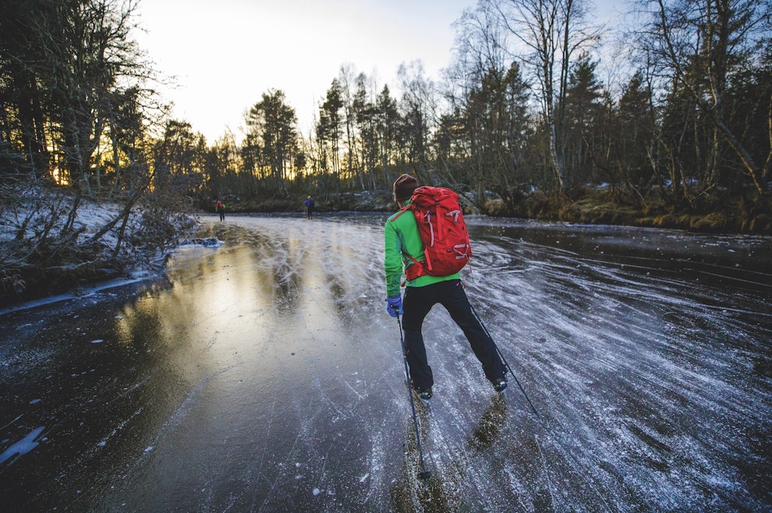 SOLNEDGANG: Bjørn Magne setter fart nedover elva etter en skøytetur på godt over 2 mil. skøyter på elva