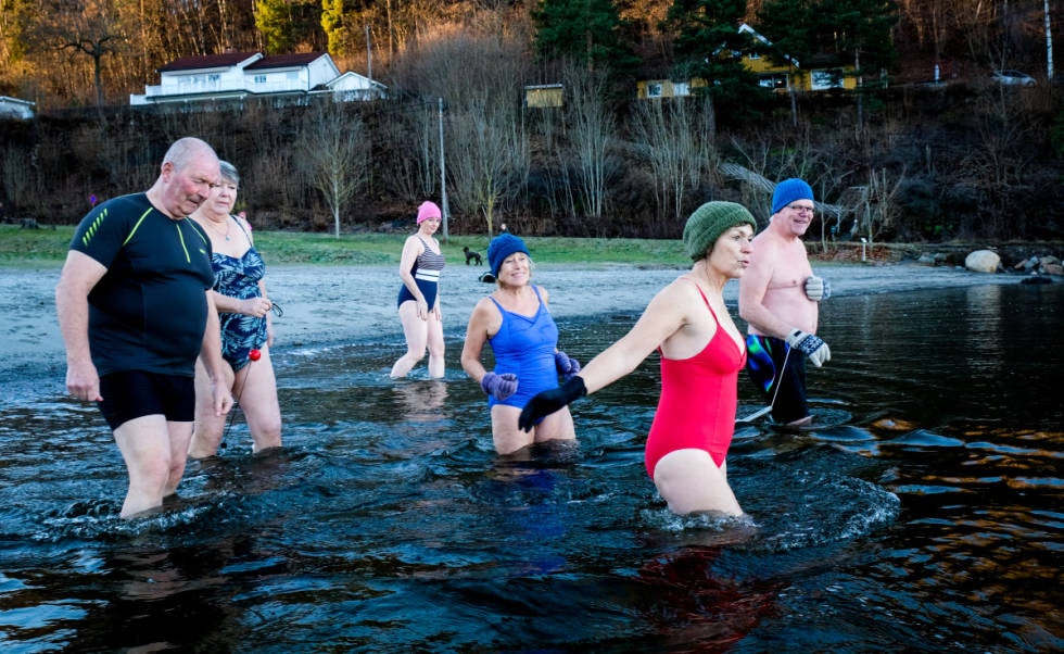 SOSIALT: Skal du starte med kaldbading, meld deg gjerne inn i en gruppe som Sjøstrand Vinterbadere. Her får du tryggheten av å være flere, samt motivasjonen til å fortsette utover vinteren. Foto: Axel Munthe-Kaas Hærland vinterbading kaldbading