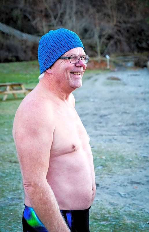 KALDBADER ROY LØBERG: Pensjonisten Roy Løberg hevder kaldbading styrker både fysisk og psykisk helse. - Du føler deg rett og slett litt ny etter hver gang, sier han. Foto: Axel Munthe-Kaas Hærland kaldbading