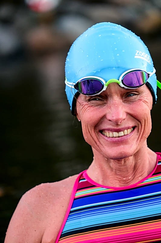 KALDTVANNSTRENING: Linn Krogh Hansen ble utredet for ADHD i en alder av 39, og har brukt trening for å styrke konsentrasjonen. - Nå som bassenget lokalt er stengt, er kaldtvannstrening en erstatning som gjør det mulig å holde mental fokus på full jobb og eksamen på en gang, sier hun. Foto: Axel Munthe-Kaas Hærland isbading kaldbading