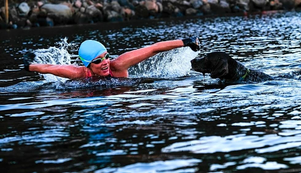 ALTERNATIV TRENING: Reiseblogger og journalist Linn Krogh Hansen var en ivrig bruker av svømmehallene før pandemien. Siden da har Oslofjorden vært et sted for både trening og stressmestring. Foto: Axel Munthe-Kaas Hærland kaldbading vinterbading