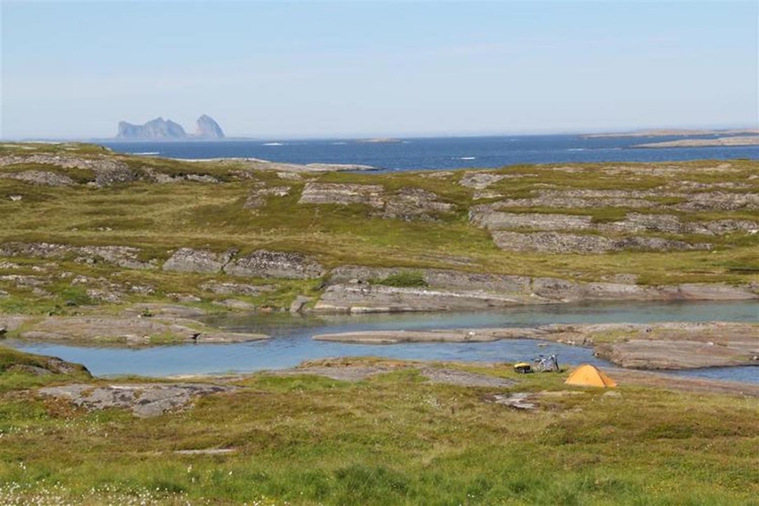 I ET NØTTESKALL: Nord-Norge med telt og sykkel.