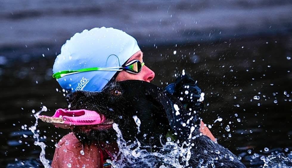 FIRBEINT TRENINGSKAMERAT: Linns energiske hund Tussler er ofte med på svømmetur. Foto: Axel Munthe-Kaas Hærland kaldbading vinterbading
