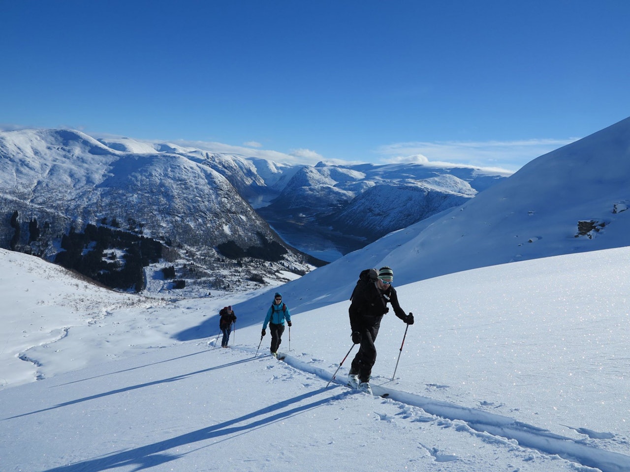 SNØ PÅ VEI: Det er ikke bare ny toppturbok som er på vei til Sunnfjord. Snøen er også i ferd med å melde sin ankomst. Foto: Anne Cecilie Kapstad SNØ PÅ VEI: Det er ikke bare ny toppturbok som er på vei til Sunnfjord. Snøen er også i ferd med å melde sin ankomst. Foto: Anne Cecilie Kapstad