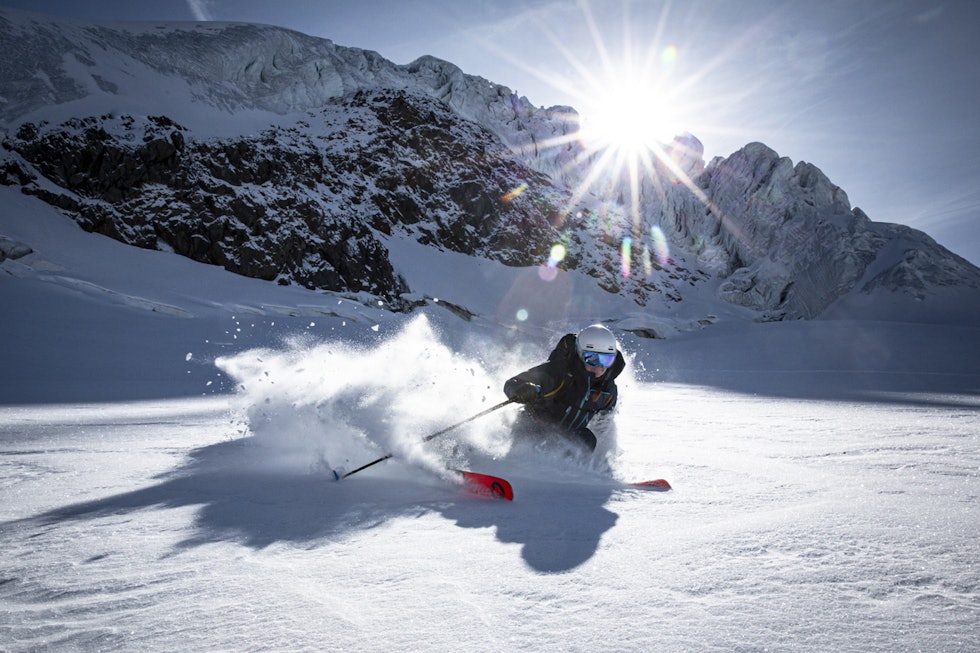Rab Khroma er et klessystem som egner seg like godt oppover som nedover fjellet. Foto: Julian Bueckers Rab Khroma lifestyle skiing