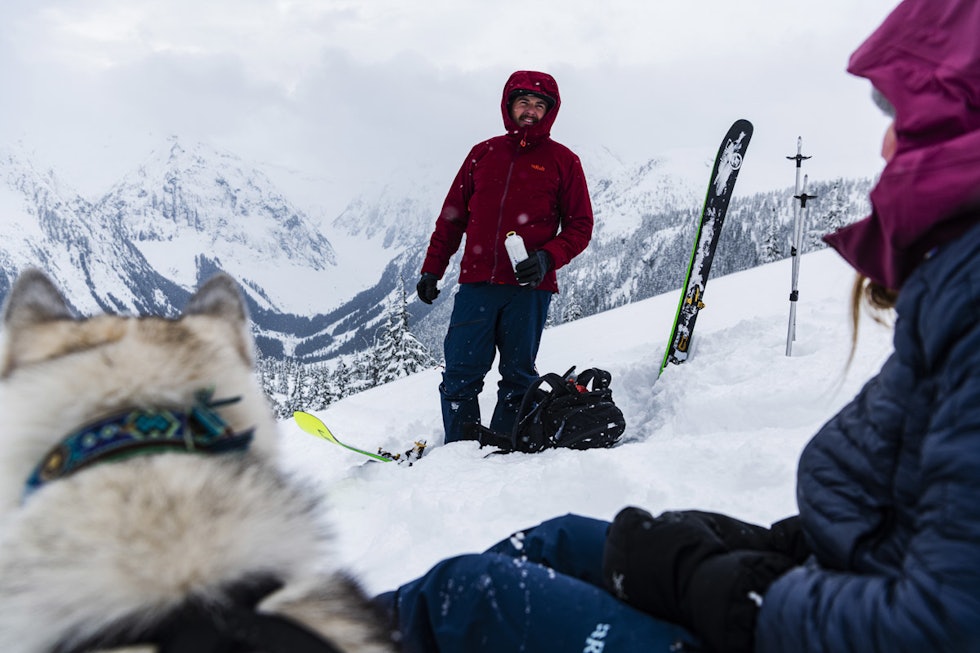 Rab Khroma Kharve er en polstret, varmere variant av skijakkene. Foto: Matthias Fredriksson rab khrome kharve med hund utendørs mathias fredriksson