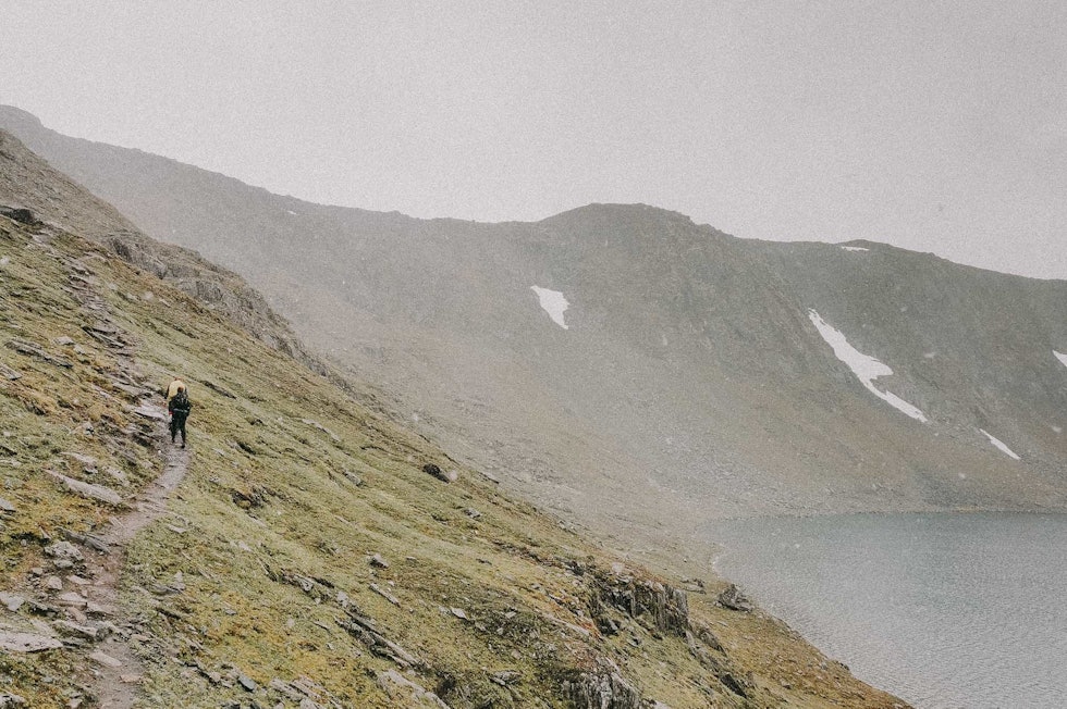FORFRISKNINGER: Snøvær ved Blåhøtjønna i slutten august. Foto: Gunhild Aaslie Soldal trekanten i trollheimen