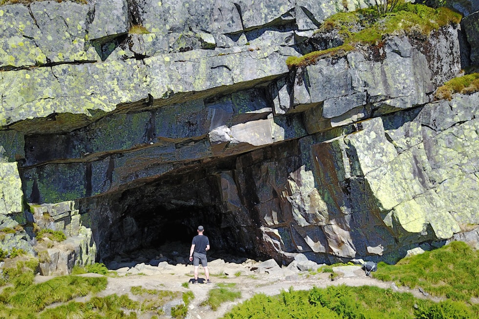 Hulderhola er stor og formet som en trakt. I løpet av 15 meter smalner den ned til ca en kvadratmeter i omkrets. Innenfor er det et lite rom som også kalles for sakristi. Foto: Erlend Larsen Hulderhola Rjukan guide tur