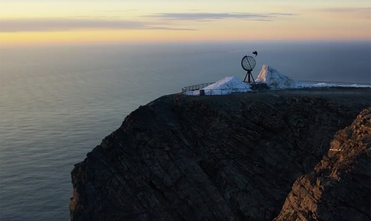 PÅ RETT PLASS: Anders Backe jibber på Nordkapp. Da snakker vi location. Hvis Field Productions leverer det traileren lover, da er det bare å glede seg! PÅ RETT PLASS: Anders Backe jibber på Nordkapp. Da snakker vi location. Hvis Field Productions leverer det traileren lover, da er det bare å glede seg!