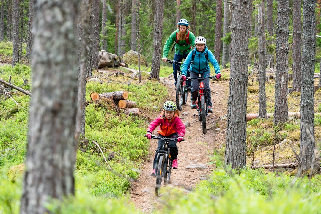 EFFEKTIVT: Sykkelekspert Aslak Mørstad holdt kurs i terrengsykling for mor Irene og datter Live i Trysil. Bilde: Christian Nerdrum