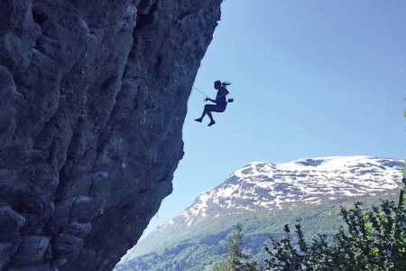 Fotogent fall: Kristine Stangeland tar en suser midtveis oppe i ruta med Innvikfjorden som bakgrunn. Foto: Geir Evensen
