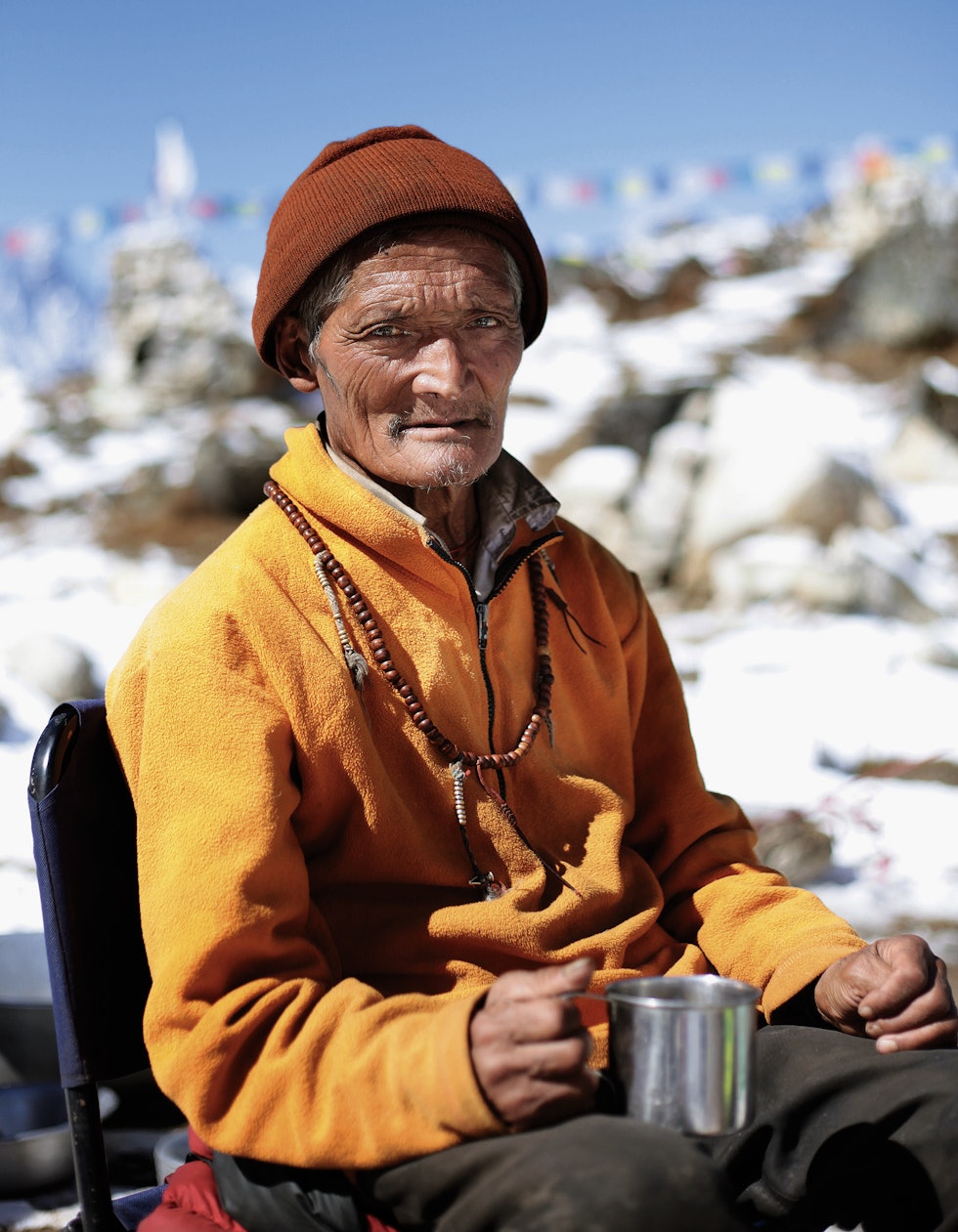 Velsignet være: For Sherpaene er velsignelsen fra den lokale Lamaen helt avgjørende for klatringen. Foto: Matti Bernitz