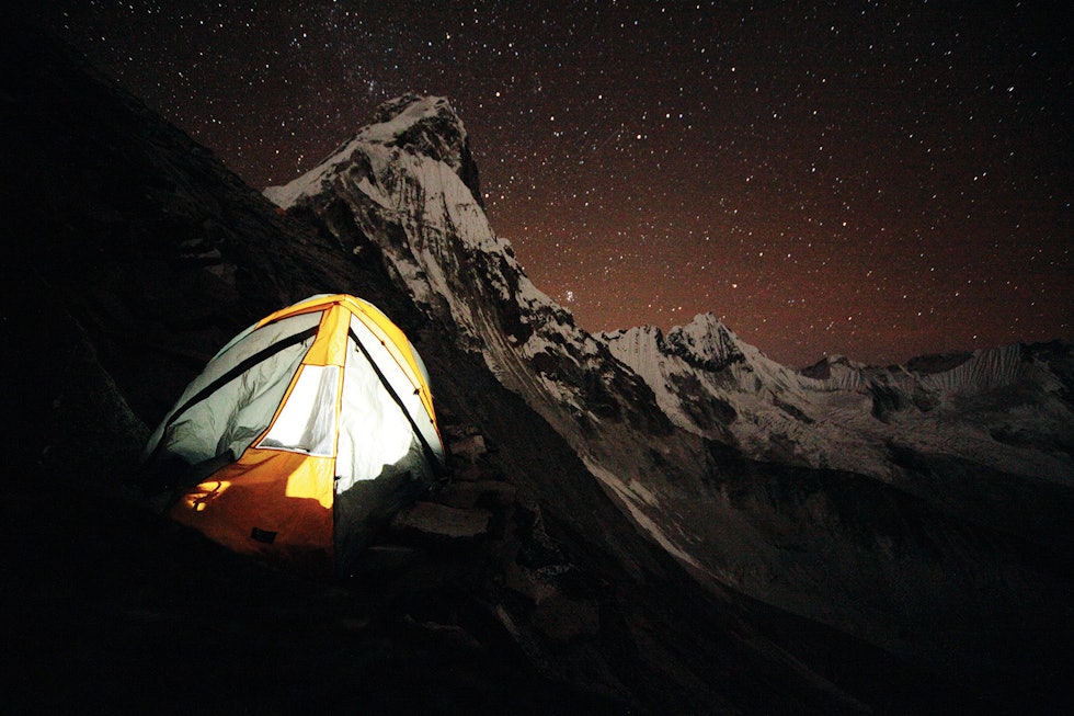 Stjernegalleri: Natt i Camp 1, med slitne klatrere og fantastisk utsikt over Himalaya. Foto: Matti Bernitz