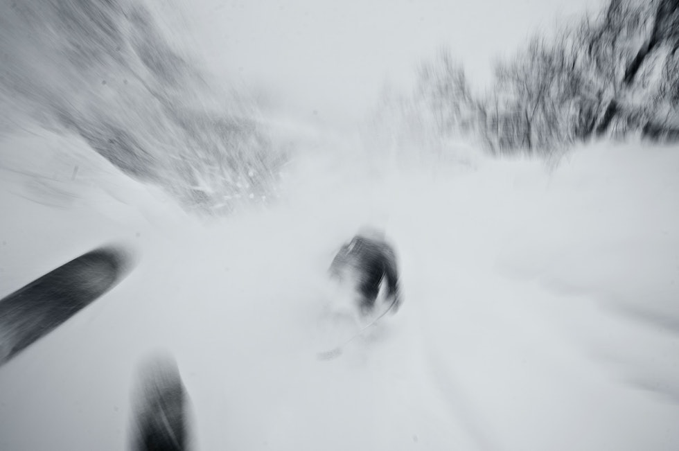 DEN RARE VINTEREN, DEL 2: Samtidig, på Østlandet: Det snør og snør og snør. Her prøver Vegard Breie å henge på Torgrim Vole og Espen Sollien (usynlig i snøføyka). Bilde: Vegard Breie