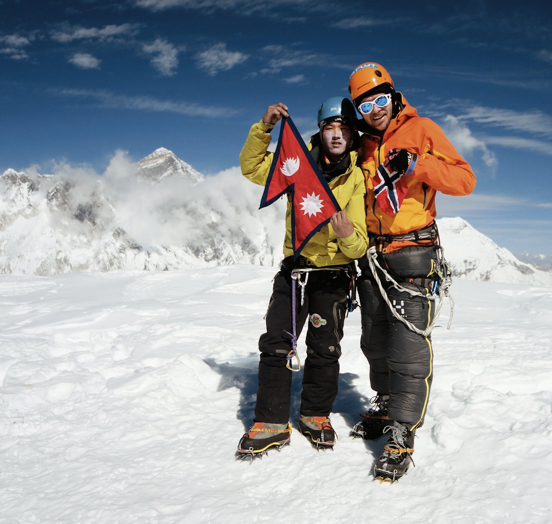 Jepsi Pepsi: Kanchha Nuru og UTE-fotografen poserer foran Mt Everest p åtoppen av Ama Dablam, 6812 moh, takket være en pose seigmenn. Foto: Matti Bernitz