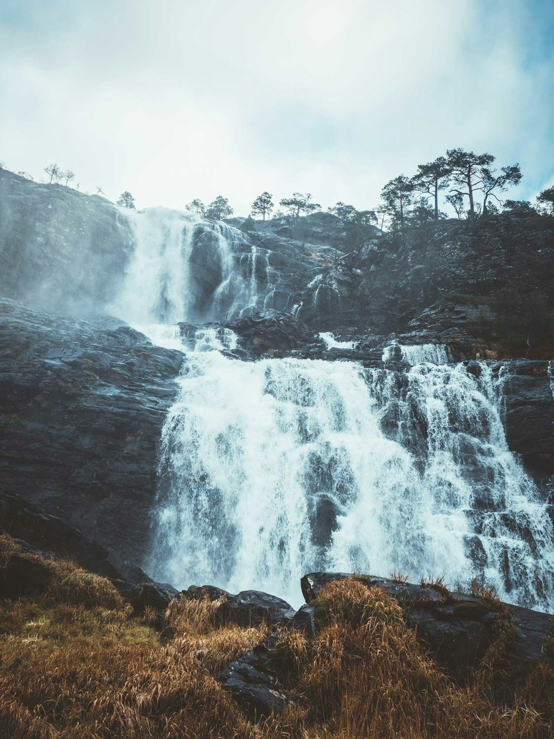 FRITT FALL: Vandringen opp langs Hestedalsfossen bydde på flere fotostopp. hestedalsfossen