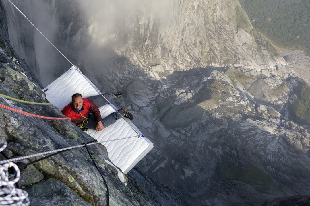 LUFTMADRASS: Programleder Tom Stiansen tester ut sengen to deltagere fikk sove i kjendisutgaven 2014, hengende fra Stabbeskaret, 1.500meter over Romsdalen i Møre og Romsdal.