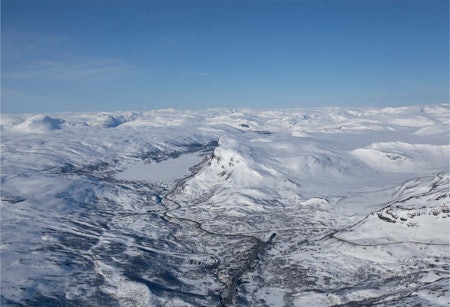 Skørsnøse sett fra nordøst. Skianlegget Tyin-Filefjell til venstre. Foto: Marte Stensland Jørgensen. / Trygge toppturer