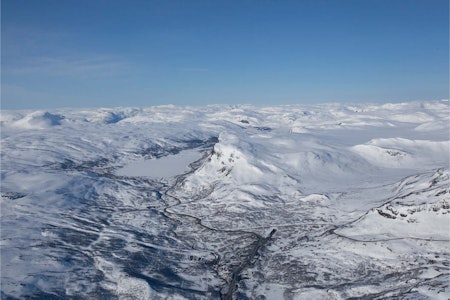 Skørsnøse sett fra nordøst. Skianlegget Tyin-Filefjell til venstre. Foto: Marte Stensland Jørgensen. / Trygge toppturer