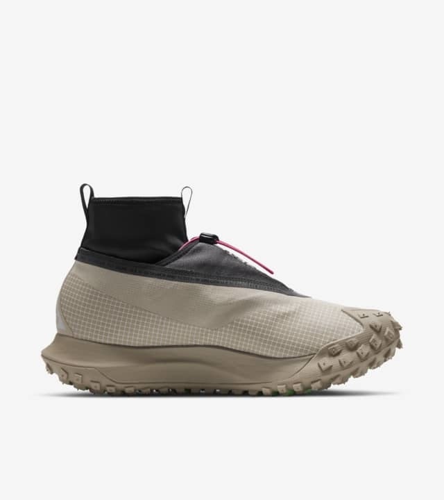 IKKE LISSER: Nike-skoene har ikke lisser kun strammesnor og neoprensokk. Nike ACG Mountain Fly