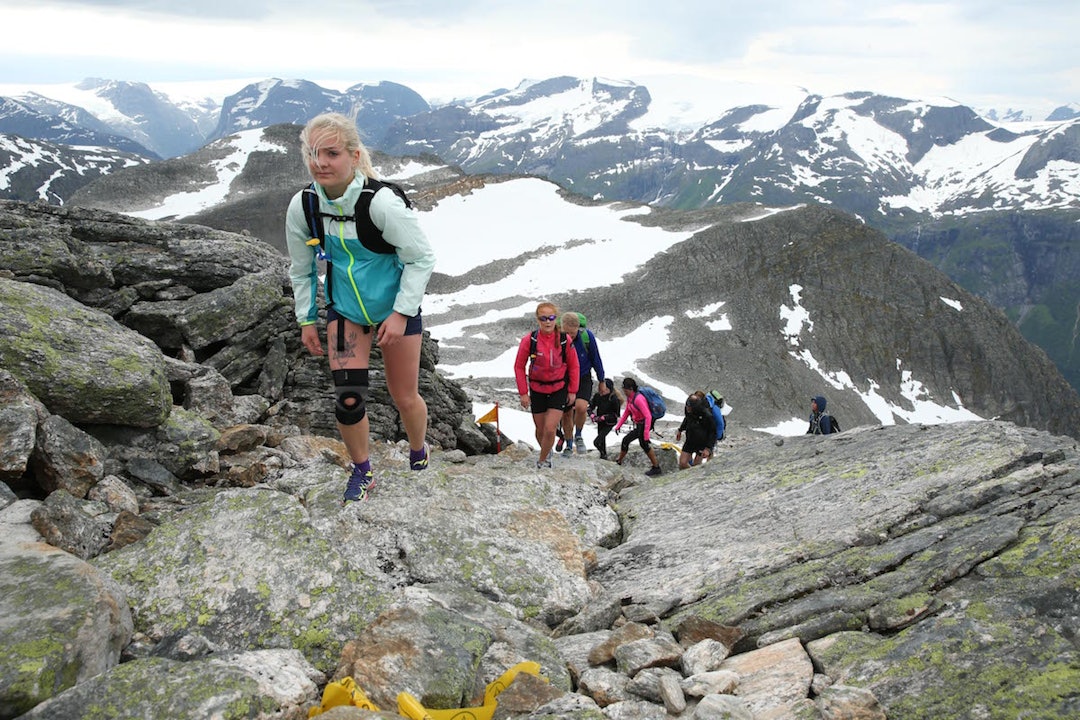 FØRSTE GANG: Søstrene Maren og Mathilde Schjøtt frå Bergen var på Skåla for første gong. – Beste fjellturen vi har gått, var omkvedet. Foto: Jørn-Arne Tomasgard Skåla opp 2015