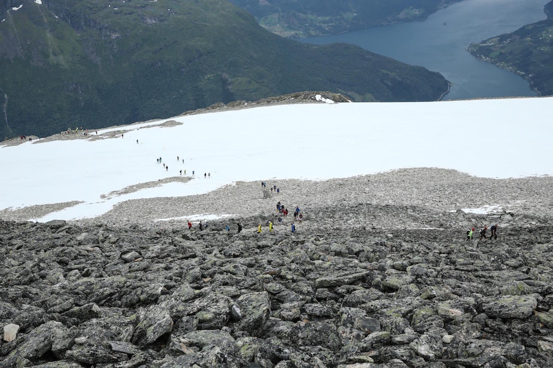 FINT VÊR: Utover dagen forsvann den kalde vinden, det skein opp og vart fint, til skilnad frå i fjor då det snøa på toppen. Foto: Jørn-Arne Tomasgard Skåla opp 2015