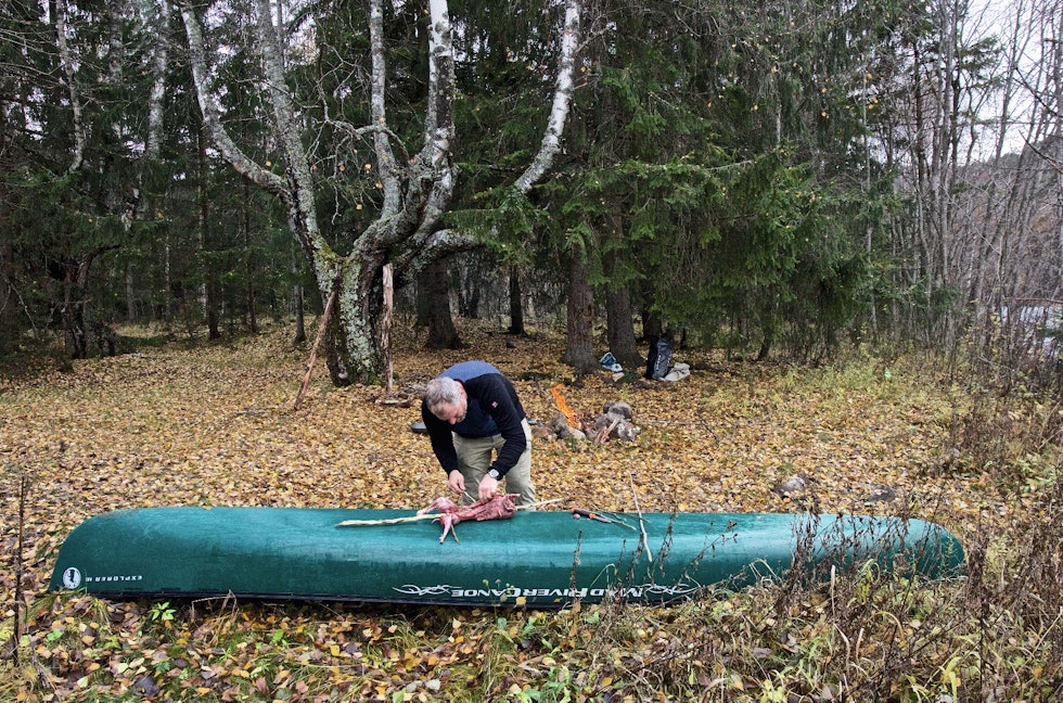 VILTKOKK: Matt Skuse, som du kanskje drar kjensel på fra UTEs nettserie Villmarkingen har laget mat med kanoen som kjøkkenbenk før. VILTKOKK: Matt Skuse, som du kanskje drar kjensel på fra UTEs nettserie Villmarkingen har laget mat med kanoen som kjøkkenbenk før.