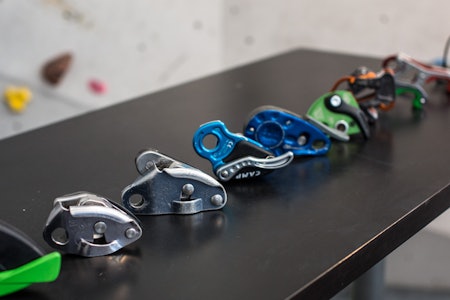 Den første assisterende taubremsen som kom på markedet ble laget av Petzl og fikk det fengende navnet Grigri. I senere tid har det kommet mange nye varianter. Foto: Christian Nerdrum Den første assisterende taubremsen som kom på markedet ble laget av Petzl og fikk det fengende navnet Grigri. I senere tid har det kommet mange nye varianter. Foto: Christian Nerdrum