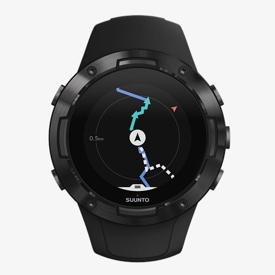 Suunto 5 er en fin tur- og treningspartner. Klokkens slanke og lette design gjør den behagelig for hverdagsbruk og trening.  Klokken vil også minne deg på å lade i tide. Synkroniser til Suunto-appen for å utforske ruter direkte fra klokken.  