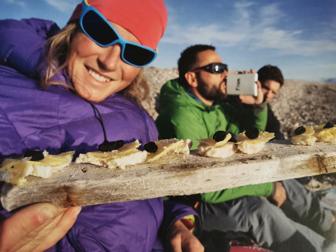 KANAPÉ: Tørrfisk, litt wasabi, et tynt lag med godt smør og en halv tørka oliven! Foto: Privat tørking av turmat