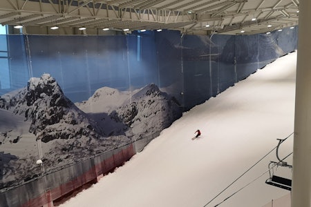 PÅ SNØ - INNENDØRS: Fri Flyt-redaktør Erlend Sande setter sine første, innendørs skisvinger i Skandinavia. Foto: Gunhild Aaslie Soldal Snø lørenskog innendørs ski alpint snowboard twintip skianlegg