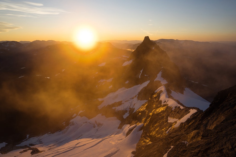 Soloppgang: Tidleg morgon over Kvanndalstind. Soloppgang: Tidleg morgon over Kvanndalstind.