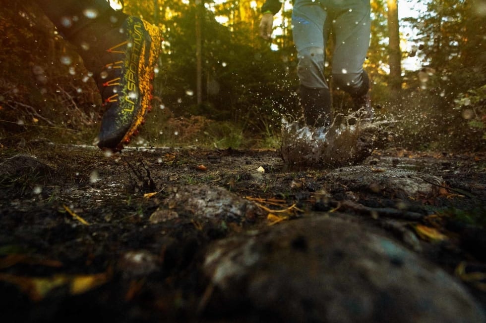 VANNTETTE: Sko med Goretex vil kunne holde deg tørrere og varmere litt lengre enn sko uten. Foto: Kristoffer H. Kippernes LØping i myr