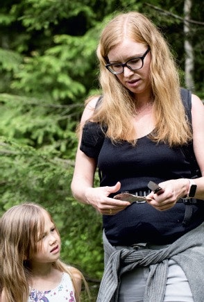 NEVERKOPP: Anne har sitt eget lille frølager, og en titt inn i planteriket har vært å oppdage en helt ny verden. Her demonstrer hun hvordan vi lager kopp av bjørkenever.