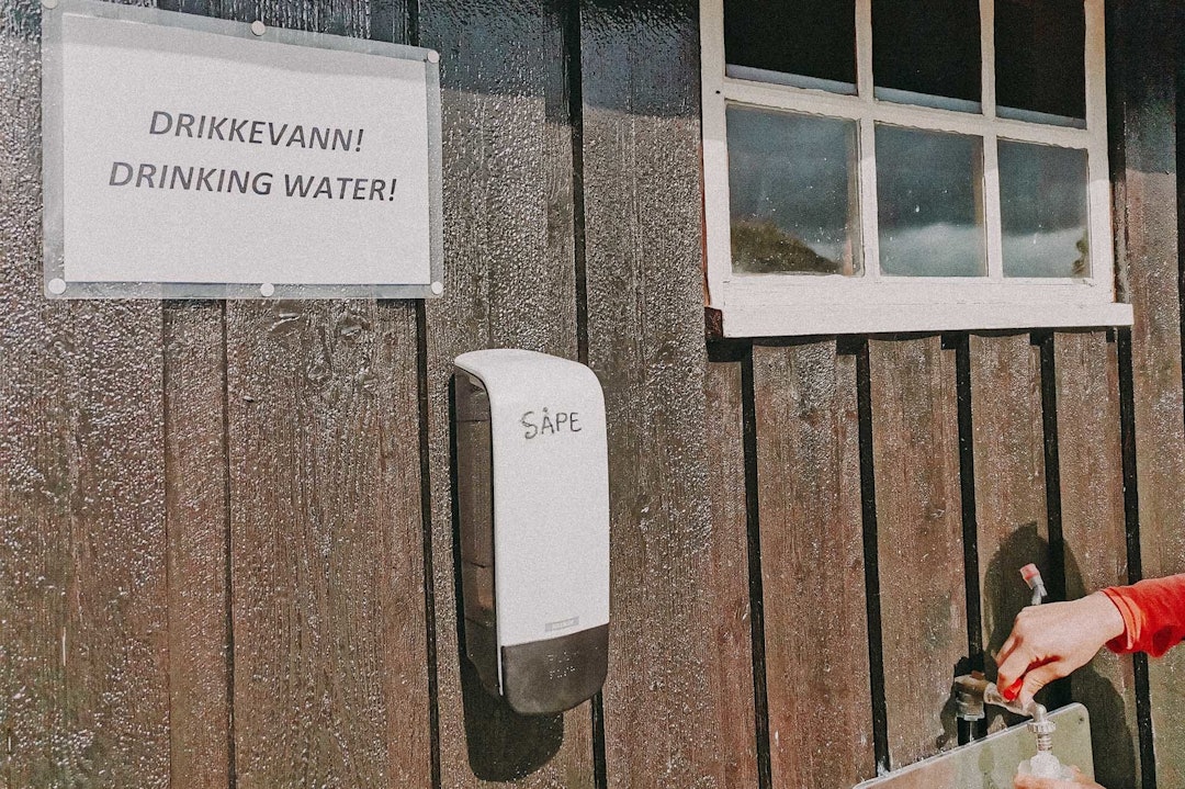 PÅ DEN SIKRE SIDEN: Det er flere bekker underveis. Men ryktet går om harepest. På Jøldalshytta får vi fylle vann. Foto: Gunhild Aaslie Soldal JØLDALSHYTTA