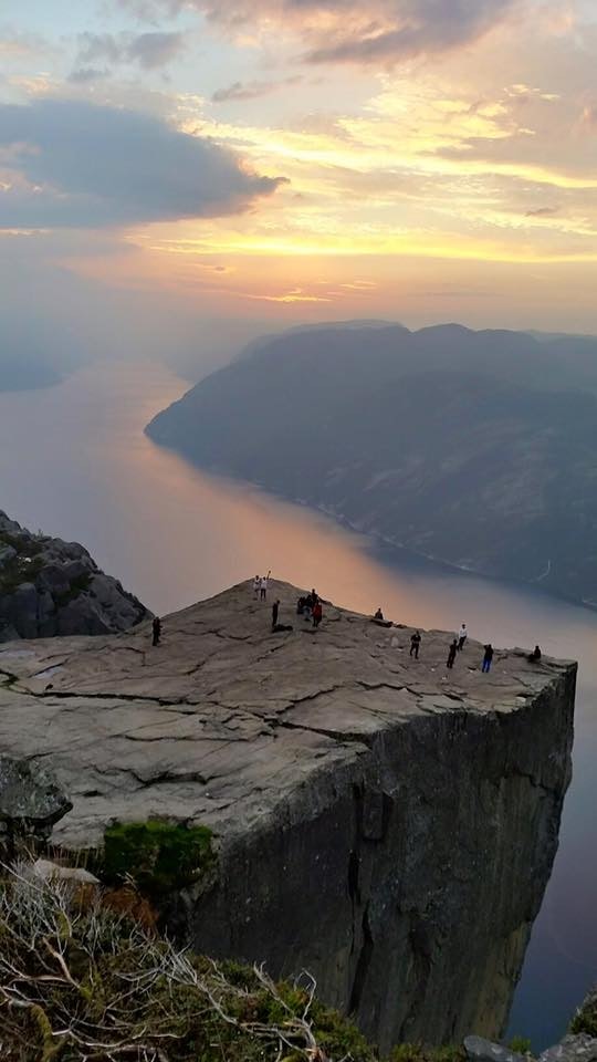 preikestolen sunrise