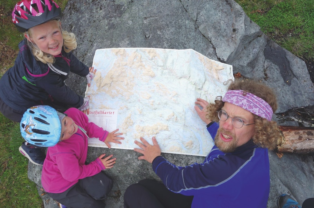 KARTLESING ER VIKTIG: Både Marte (øverst) og Maja ble gode til å lese kart på turen Her planlegges siste etappe opp mot Liomseter.