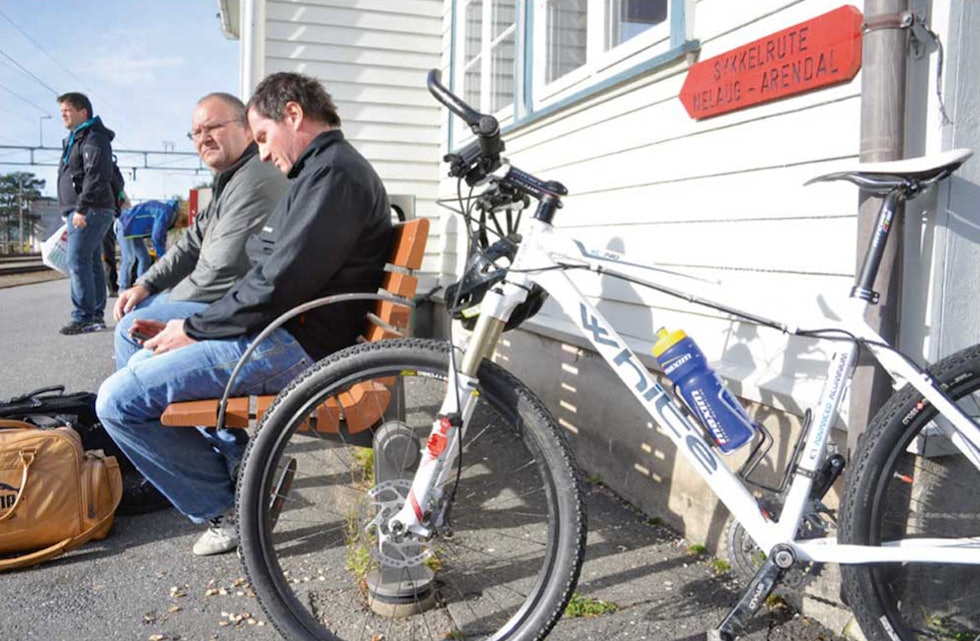 Med en gang du triller sykkelen ut av toget på Nelaug stasjon, ser du de røde skiltene som finnes langs hele veien ned til Arendal. Foto: Torolf Kroglund På-sykkel-fra-Nelaug-til-Arendal-Torolf-Kroglund-3