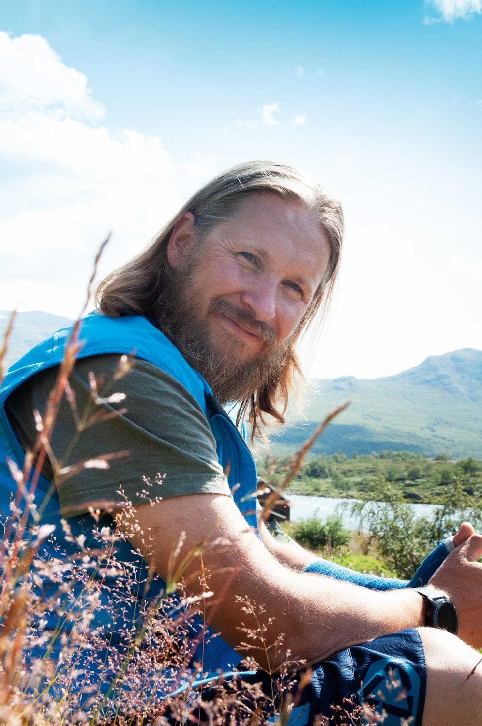 GJENDESHEIM: Når det plutselig blir rolig, så er det godt å sette seg i graset. – Da kan jeg nok kjenne en tilhørighet, en drivkraft i naturen her, sier Marius Haugaløkken. Foto: Gunhild Aaslie Soldal GJENDESHEIM: Når det plutselig blir rolig, så er det godt å sette seg i graset. – Da kan jeg nok kjenne en tilhørighet, en drivkraft i naturen her, sier Marius Haugaløkken. Foto: Gunhild Aaslie Soldal