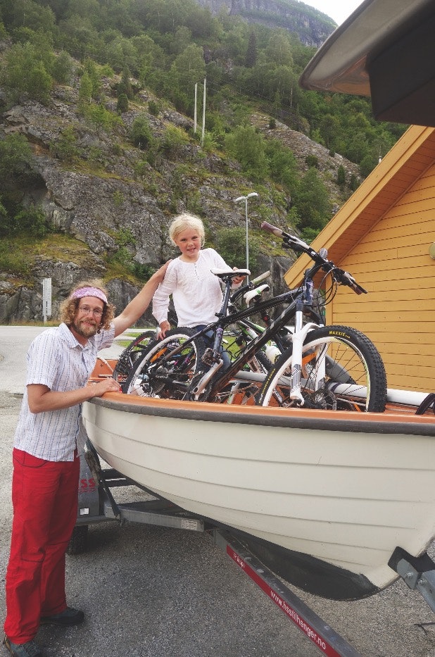 TID FOR HJEMREISE: Sykler, seiljolle, kano og to tsjekkiske haikere fikk plass i bilen på vei hjem TID FOR HJEMREISE: Sykler, seiljolle, kano og to tsjekkiske haikere fikk plass i bilen på vei hjem