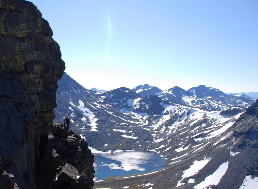 Tverrbytthornet kan nås fra flere sider. Her viser guide, Dawa Tenzing Sherpa, veien langs en svært luftig hylle på fjellets vestside. Foto: Per-Arne Andersen.
