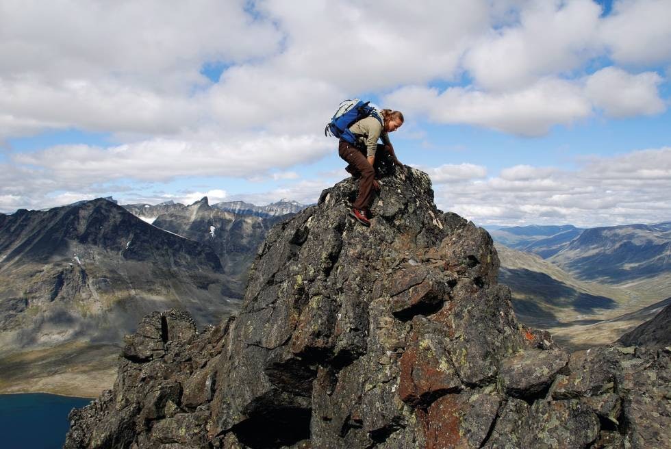 Nordryggen byr på noen friske utfordringer, men det kan lønne seg å stoppe opp noen minutter. Leirvassterrenget er et eventyr fra denne utsiktsposten. Foto: Per-Arne Andersen Nordryggen byr på noen friske utfordringer, men det kan lønne seg å stoppe opp noen minutter. Leirvassterrenget er et eventyr fra denne utsiktsposten. Foto: Per-Arne Andersen
